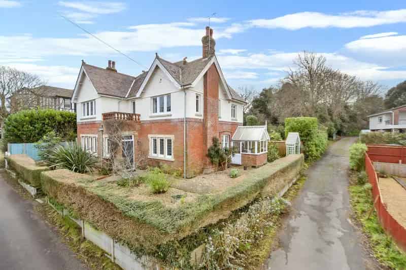 4 Bedroom Detached House Totland Bay Isle of Wight
