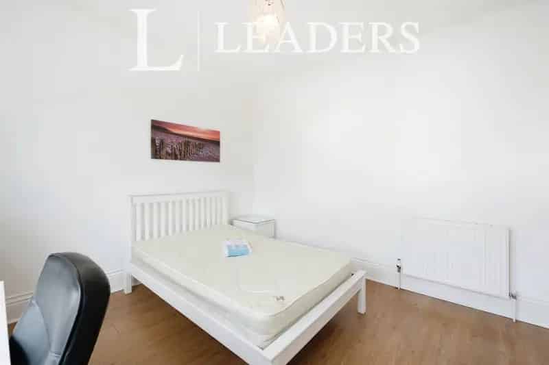 5 Double Bedroom House Near Lidl KFC McDonald's