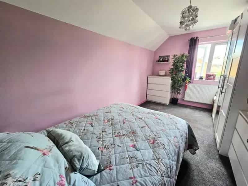 2 Bed Flat for Sale Spacious Apartment with Parking and Garden