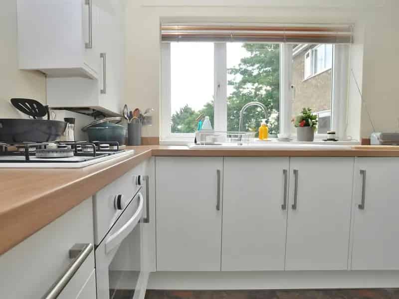 Spacious 2-Bed Flat Share of Freehold Modern Kitchen Garage En-Bloc Delightful Gardens