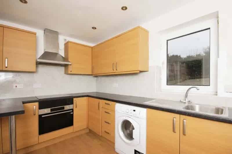 Spacious 3 Bedroom Mid-Terraced House Rotherham Available Now