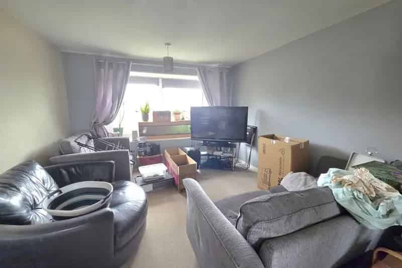 Two Bedroom Flat Modern Kitchen Bathroom Communal Garden