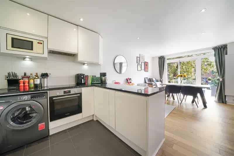 2 Bedroom Apartment Hither Green Balcony Parking Ensuite