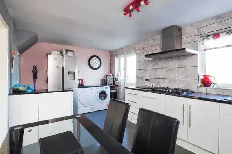 Three Double Bedroom Terraced House with Parking and Garden