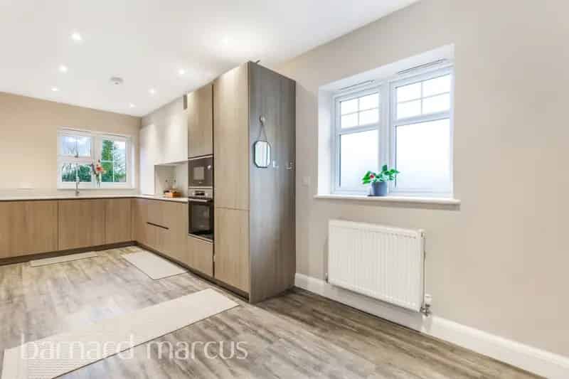 Modern 2-Bed Apartment in Caterham with Patio & Parking