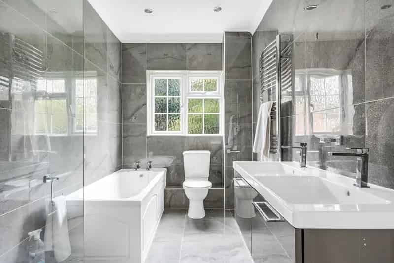6 Bed Detached House Hutton Mount  Heated Pool  Near Shenfield Station
