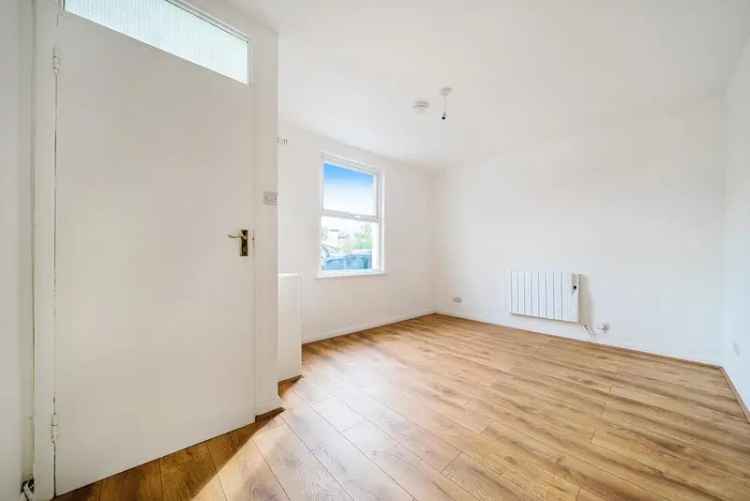 Refurbished 2-Bed House Near Transport Links