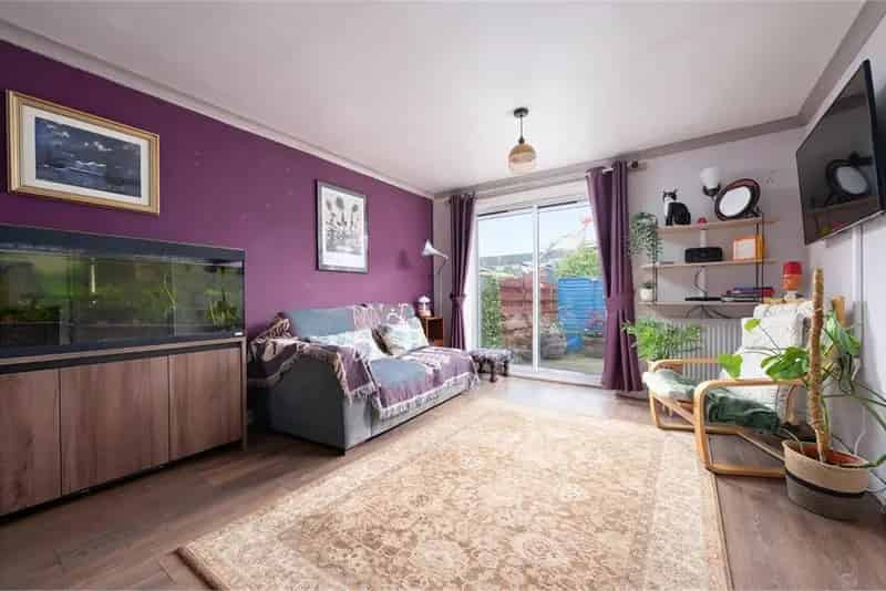 2 Bed Ground Floor Flat with Garden and Garage