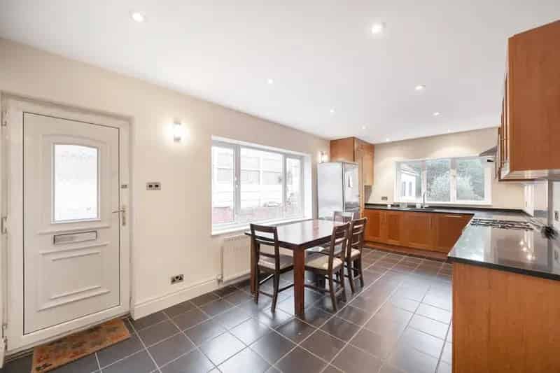 Spacious 4-Bed Semi-Detached House in Chapel Allerton