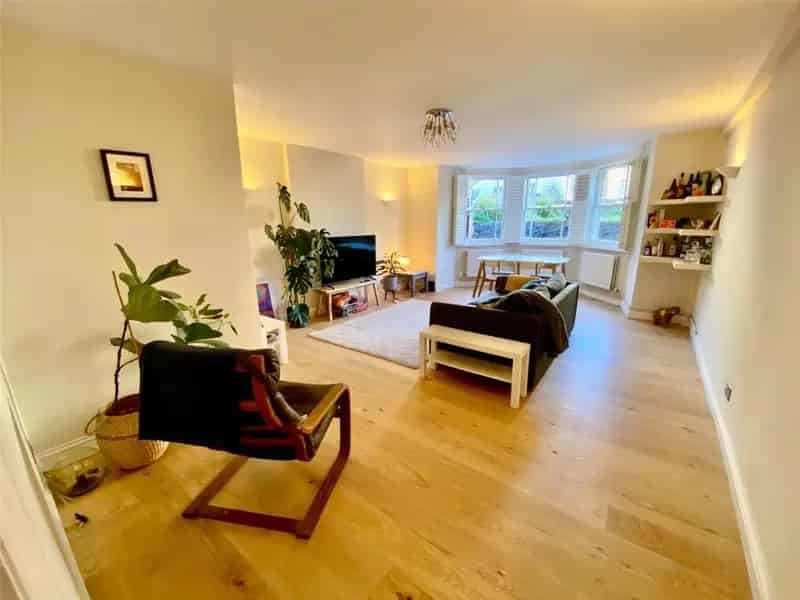 2 Bedroom Apartment for Sale Near Whiteladies Road