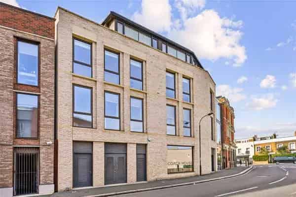 First Floor Apartment with Bespoke Joinery and Air Conditioning