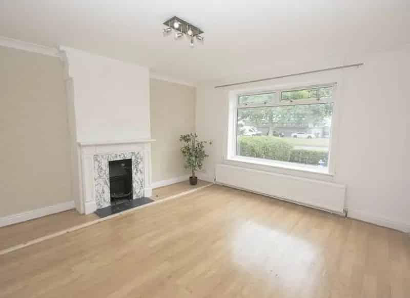 2 Bedroom House with Large Garden - Newly Redecorated