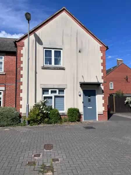 3 Bedroom Semi-Detached Home Near Town Centre