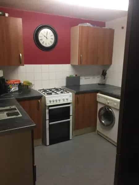 Large Maisonette with Driveway Near Shops and Transport Links