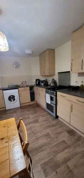 Flat For Rent in Wakefield, England