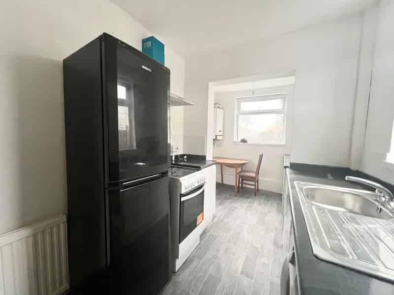 Four Bed Detached House Furnished Driveway Parking Rear Garden Available Now