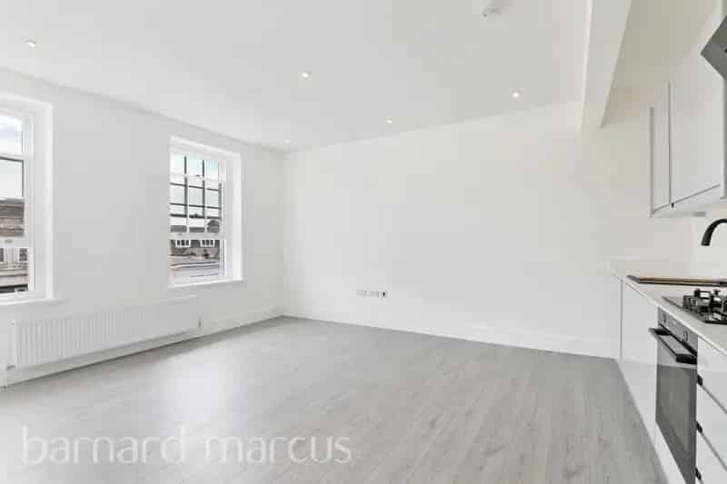 One Double Bedroom Apartment Epsom Town Centre Near Rail Station