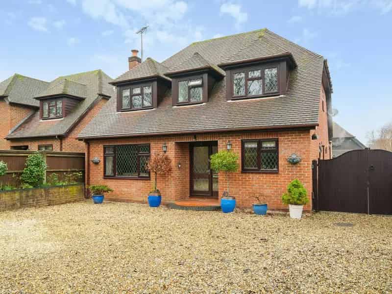 4-Bed Detached Home with Separate Office - Ideal for Family & Professionals