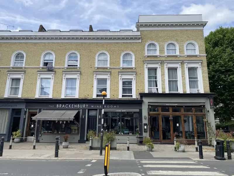 Restaurant Unit To Let - 64 Covers, Bar Area, 400 Sq Ft Pavement