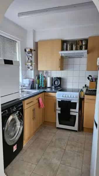 2 Bed Flat near Hollickwood Park  Excellent Schools and Transport