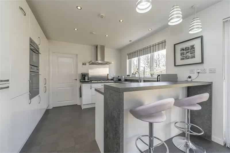 5 Bed Detached House with 2 Reception Rooms