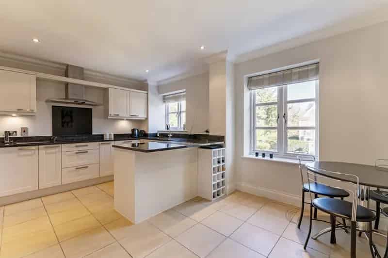 2 Bedroom Flat for Sale near Sunningdale Heath Golf Club