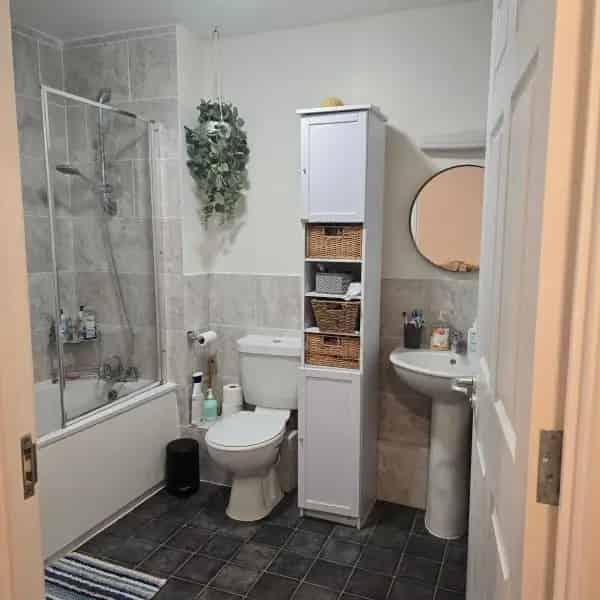 Semi Detached House Near Shops and Station