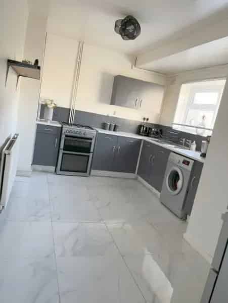 2 Bed Semi Detached House Near Schools and Tesco