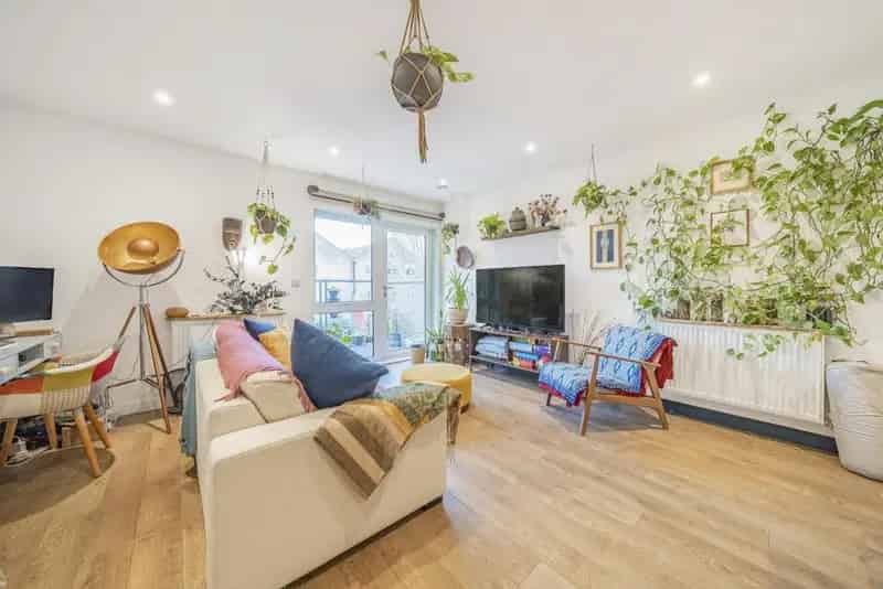 2-Bedroom Contemporary Apartment with Balcony and Amenities