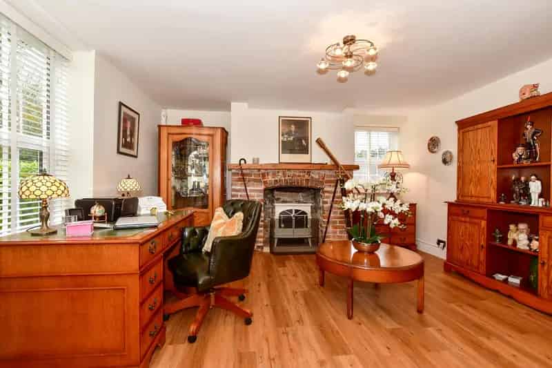 5 Bedroom Detached House with Glass Atrium and Extensive Gardens