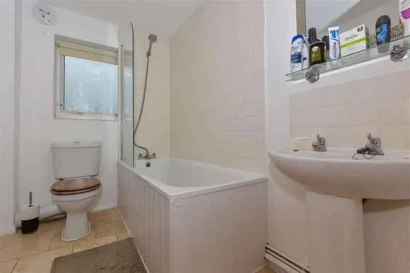 2 Bed House for Sale Near Amenities Chain Free