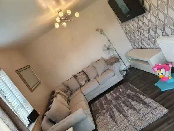 2 Bedroom Ground Floor Flat Near M25 A1