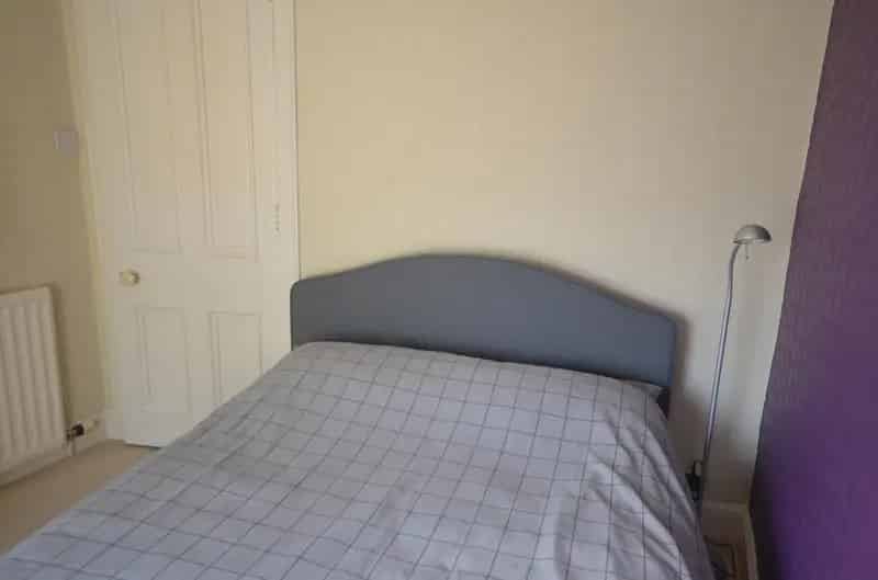 Ground Floor Flat Near Union Street - New Carpets & White Goods