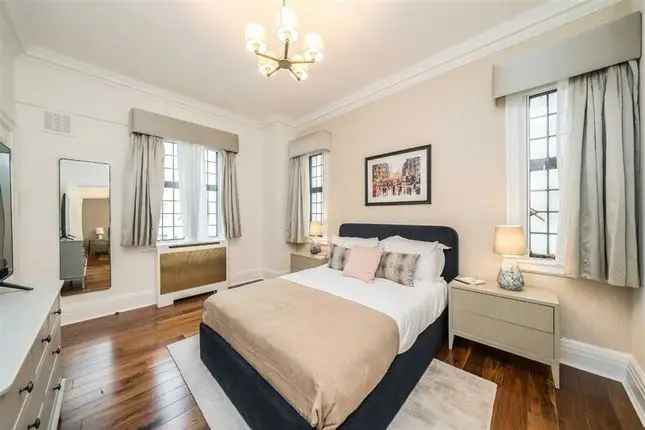 Flat to rent in Baker Street, London NW1