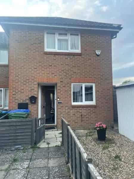 2 Bed Semi Detached House with Garden and Parking
