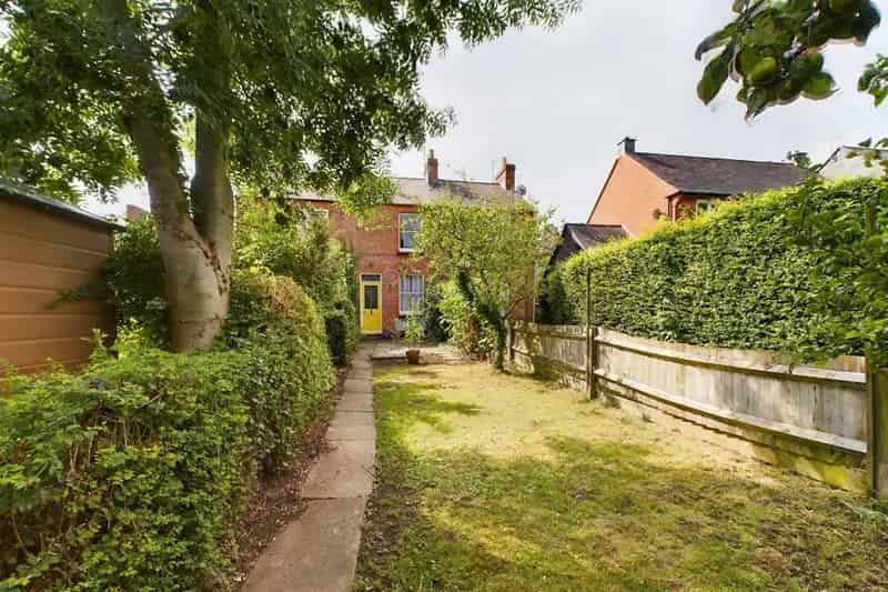 2 Bed House with Parking and Garden - Gas Central Heating