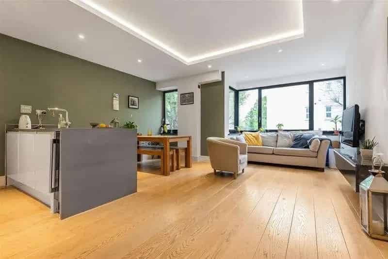 2 bed flat for sale