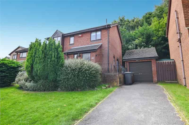 Three Bedroom Detached House in Rodley