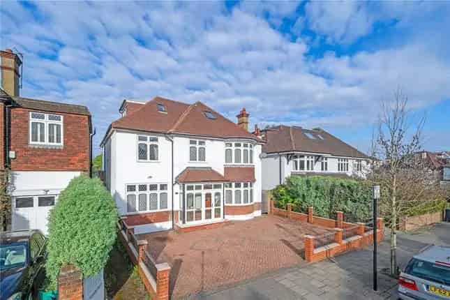 8 Bedroom Detached House for Sale in London SW16