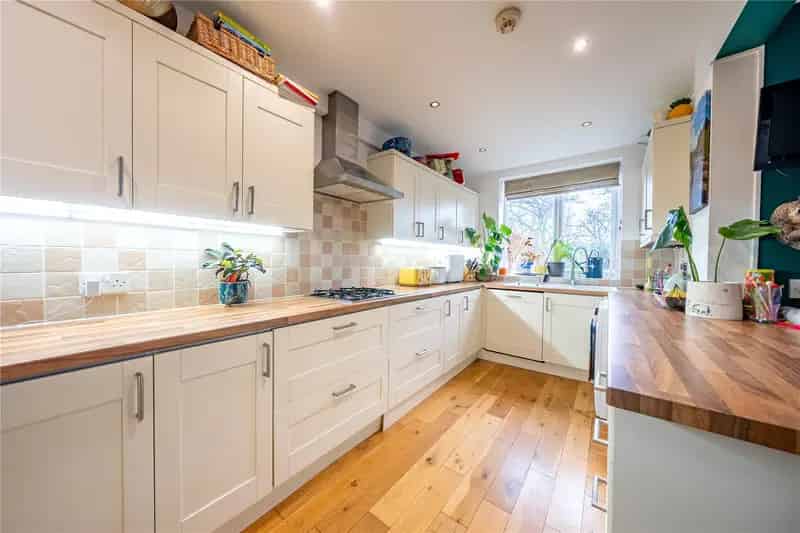 1930s Double Bayed Semi Detached House with Large Garden and En Suite