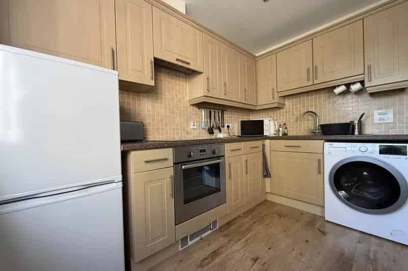 Spacious 2-Bedroom Apartment Near York - Parking & Garden
