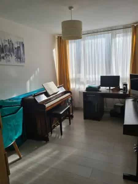 2 Bedroom Flat 5th Floor Lift Balcony Open Kitchen