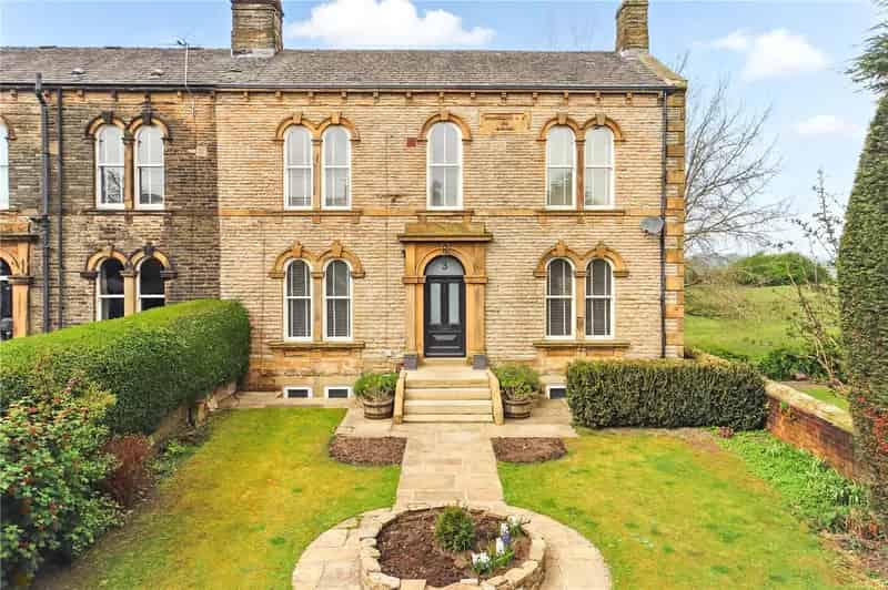 Spacious Victorian Home in Gildersome Village - Four Double Bedrooms