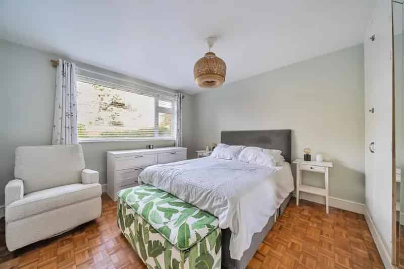 3 Double Bedroom Ground Floor Flat Near Mainline Stations