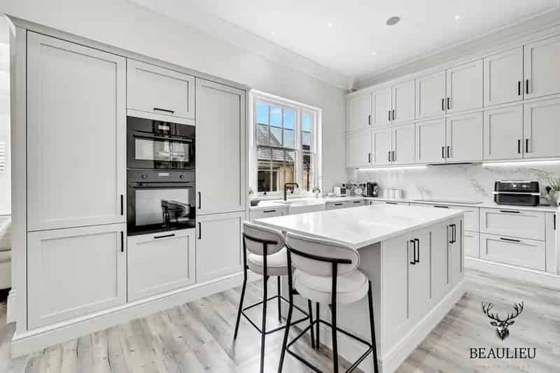 6 Bedroom Detached House for Sale
