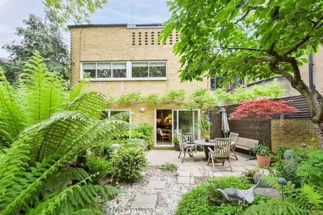 6-Bedroom Semi-Detached House for Sale in Bow London