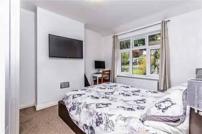 Semi Detached House with 3 bedrooms and Landscaped Gardens