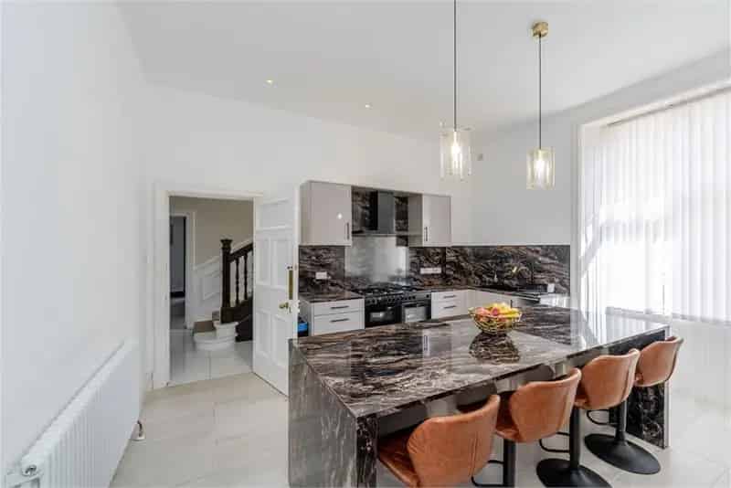 6 Bed Detached House with 2 Reception Rooms and Workshops