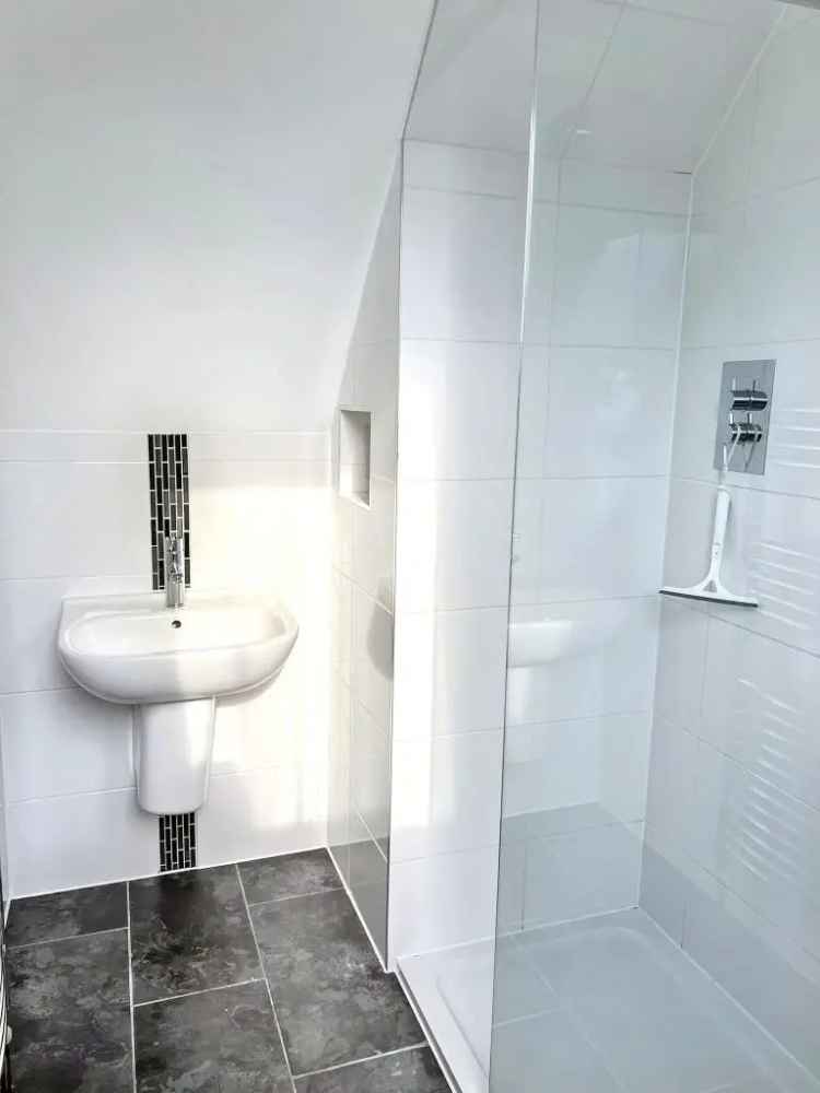 2 Bedroom Apartment in Renovated 19th Century House