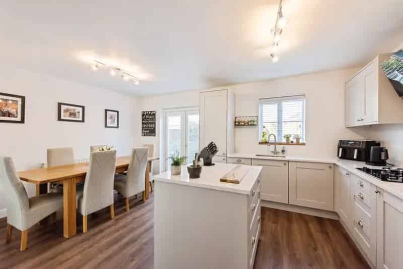 3 Bed 2 Bath House with Garage and Garden